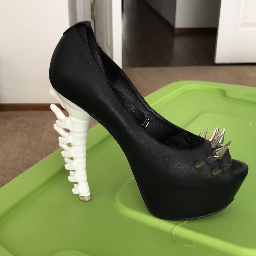 Spine heel with spikes
